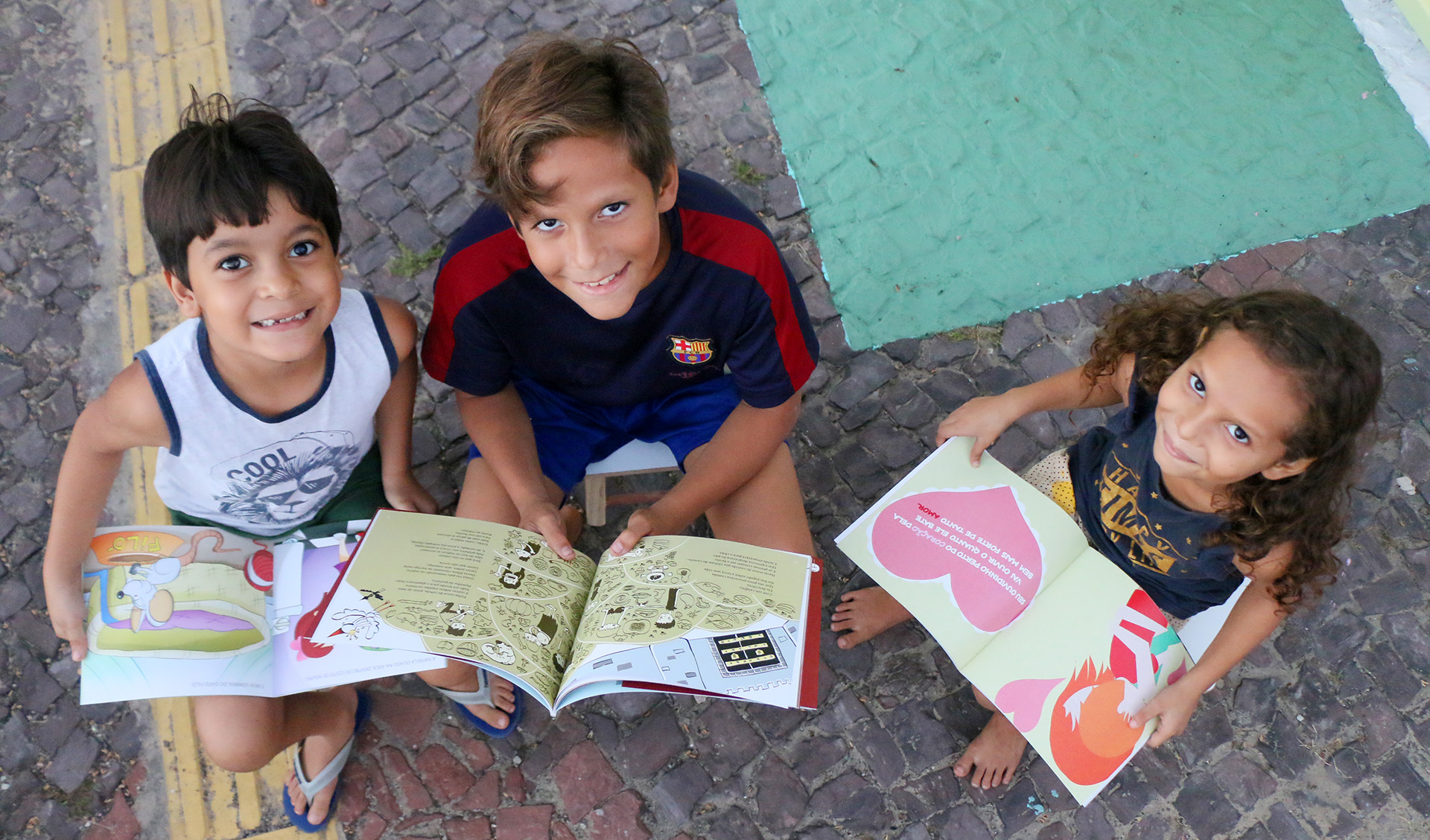 crianças lendo livros